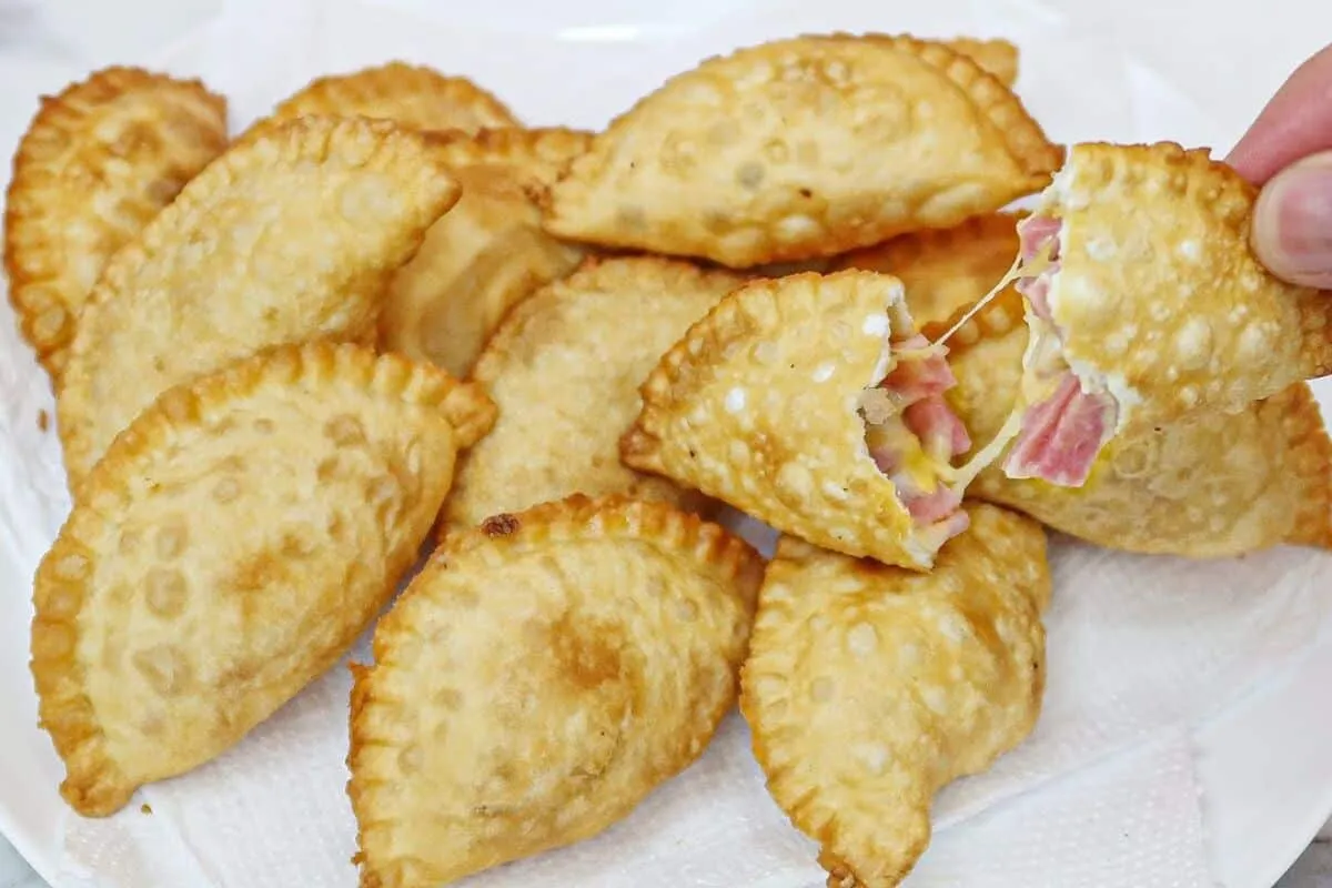 Massa de pastel caseira que fica crocante e sequinha com apenas 2 ingredientes
