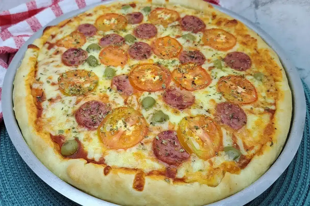 Massa de pizza caseira muito macia e que não fica ressecada quando sai do forno