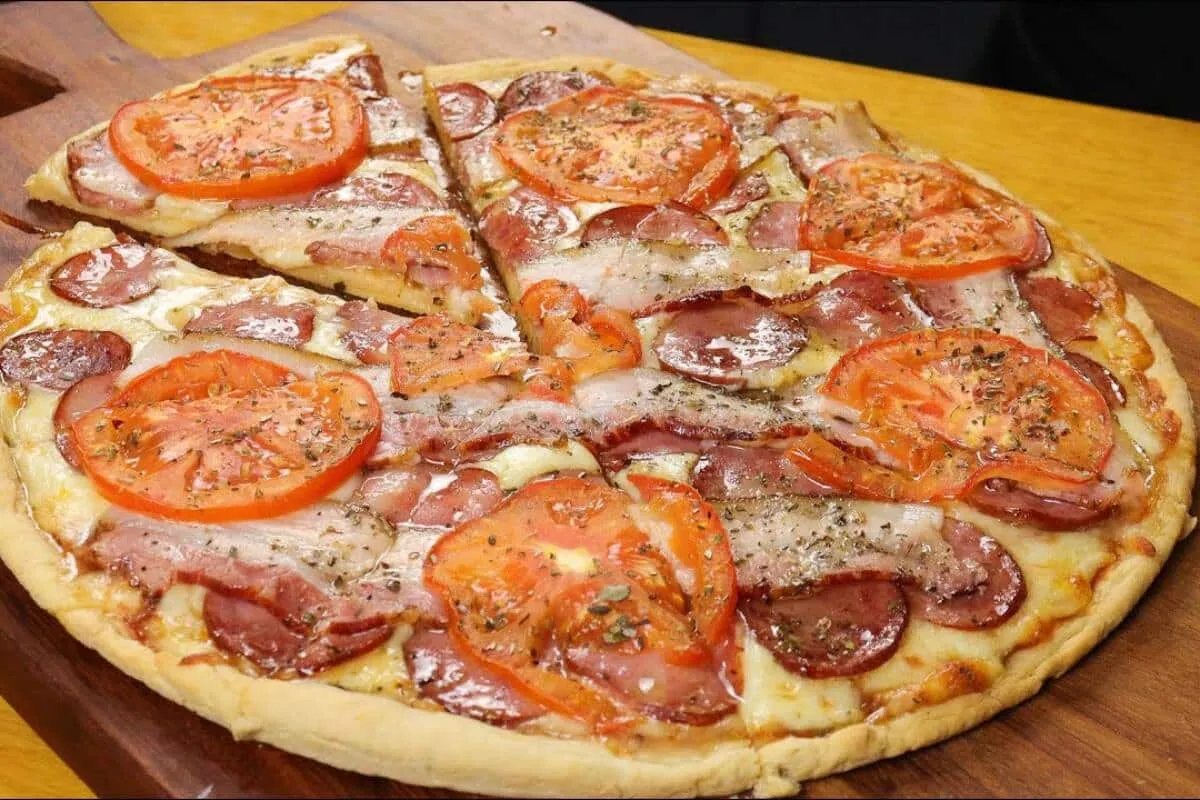Massa de pizza com creme de leite: dá certo com qualquer recheio e não resseca quando assa