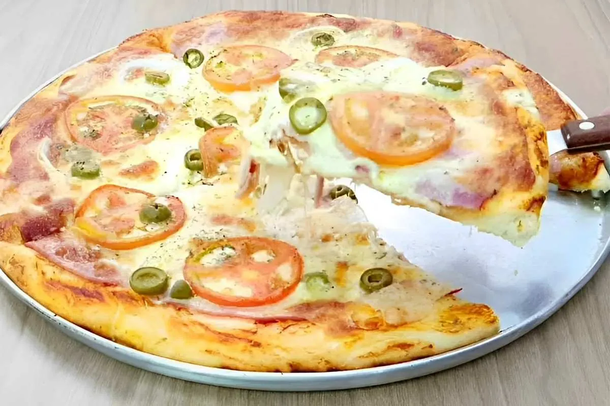 Massa de pizza perfeita que não precisa pré-assar é só colocar o recheio e levar ao forno
