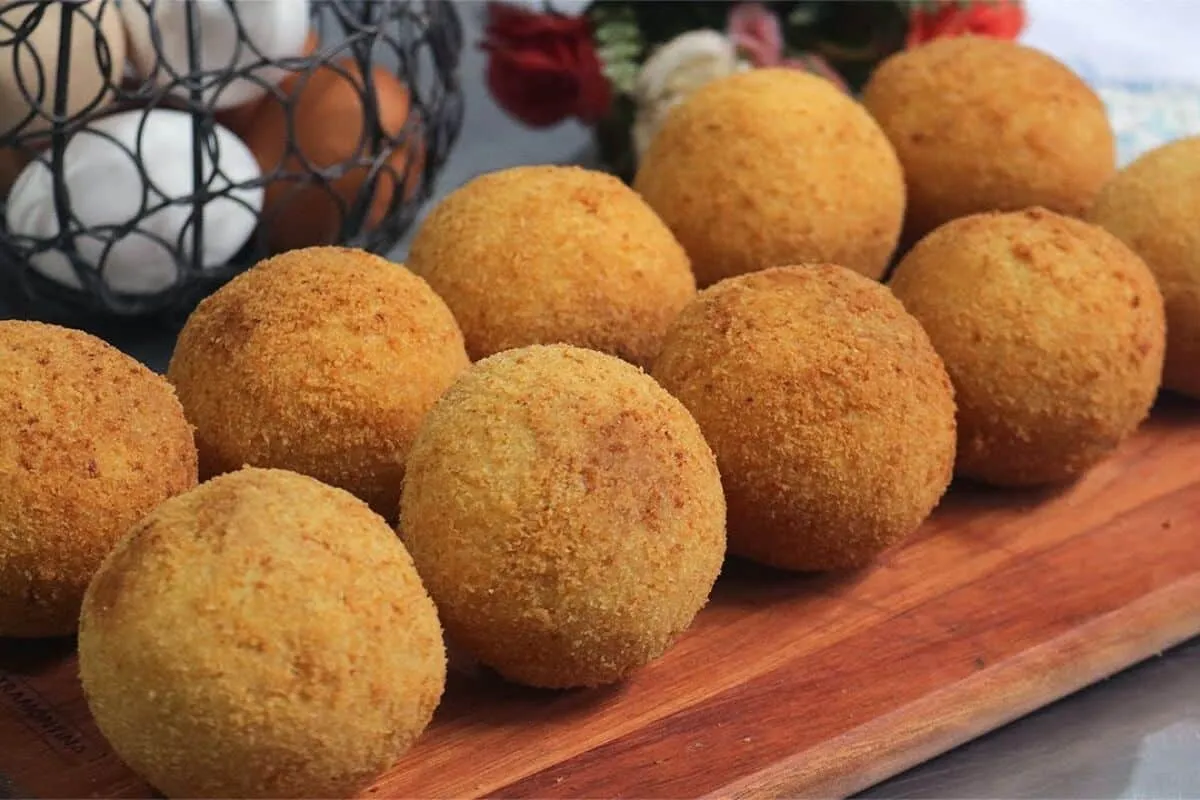 Massa de salgado frito, que é considerada a mais gostosa do mundo, por ser muito fácil de fazer e deliciosa