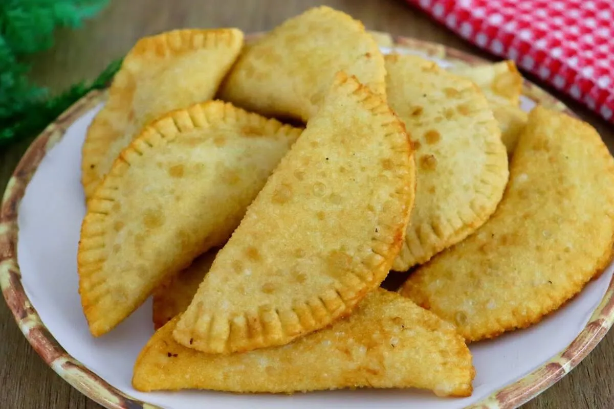 Massa especial de pastel com 2 ingredientes que não encharca de óleo na hora de fritar