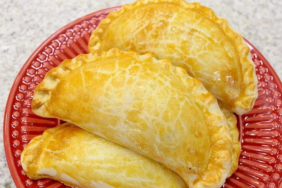 Massa especial para pastel assado com 3 ingredientes bem macia e rápida de preparar