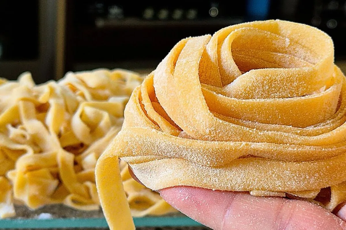 Massa fresca sem cilindro: seu macarrão caseiro  vai ficar igual de restaurante chique