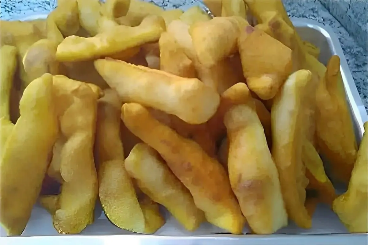Massinha frita feita com poucos ingredientes e perfeita para servir no lanche ou café