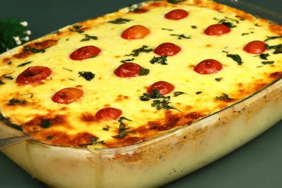 Minha mãe faz o melhor escondidinho de frango aos domingos que eu já comi