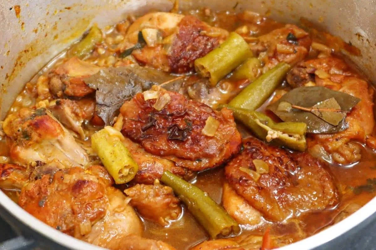 Minha mãe me ensinou o segredo de fazer frango com quiabo sem baba para o almoço