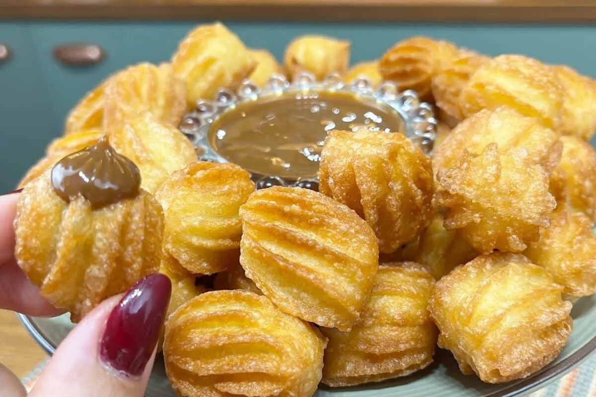 Mini churros crocantes por fora e macios por dentro para comer lambendo os dedos