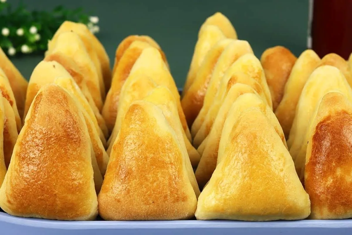 Mini esfirra de carne macia e bem recheada, ótima para festas ou lanche em família