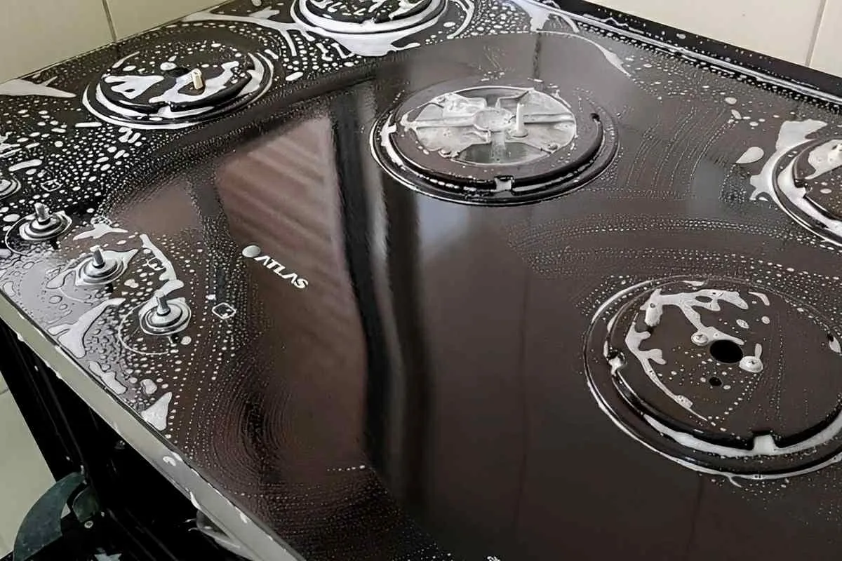 Mistura caseira para limpar o fogão com apenas 3 ingredientes