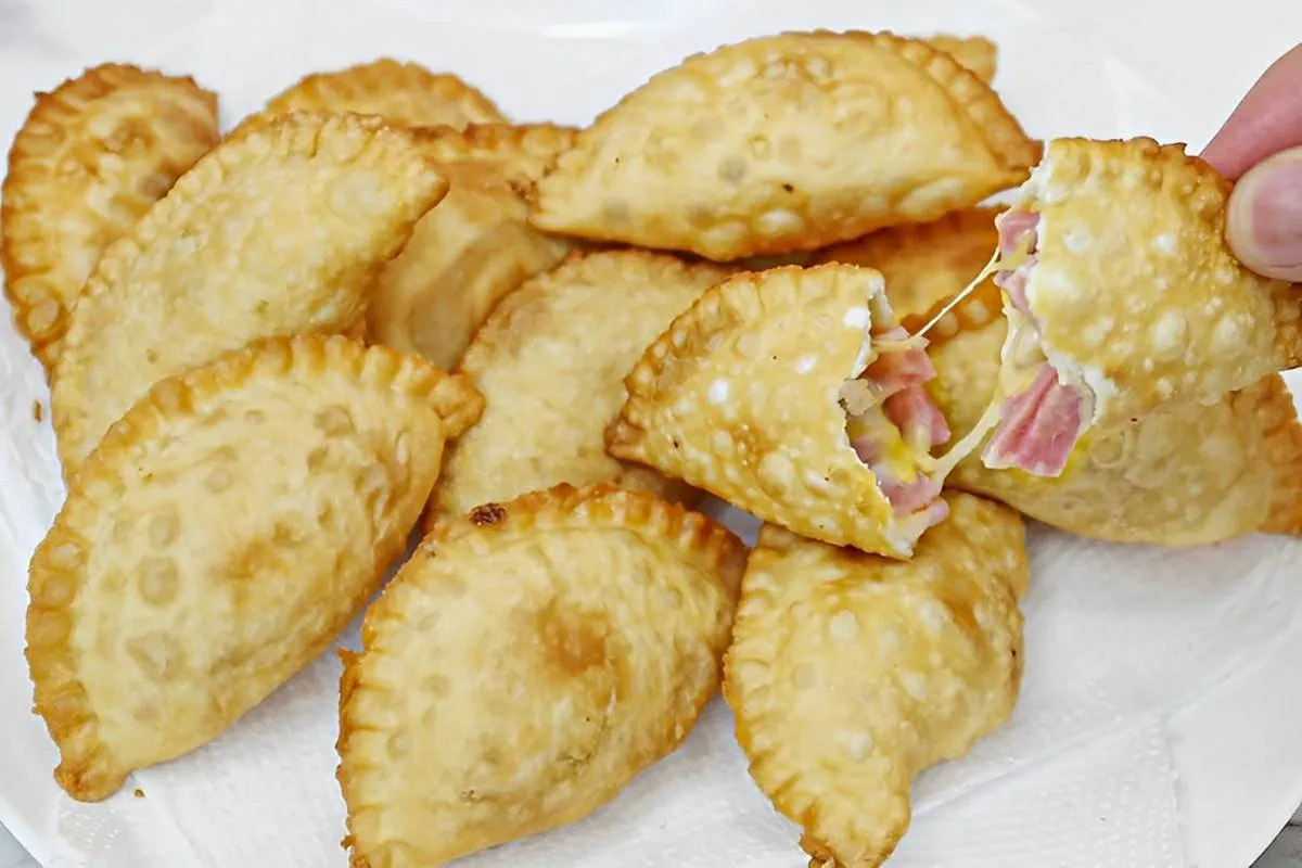 Misture esses 2 ingredientes e prepare uma deliciosa massa de pastel sequinha e crocante