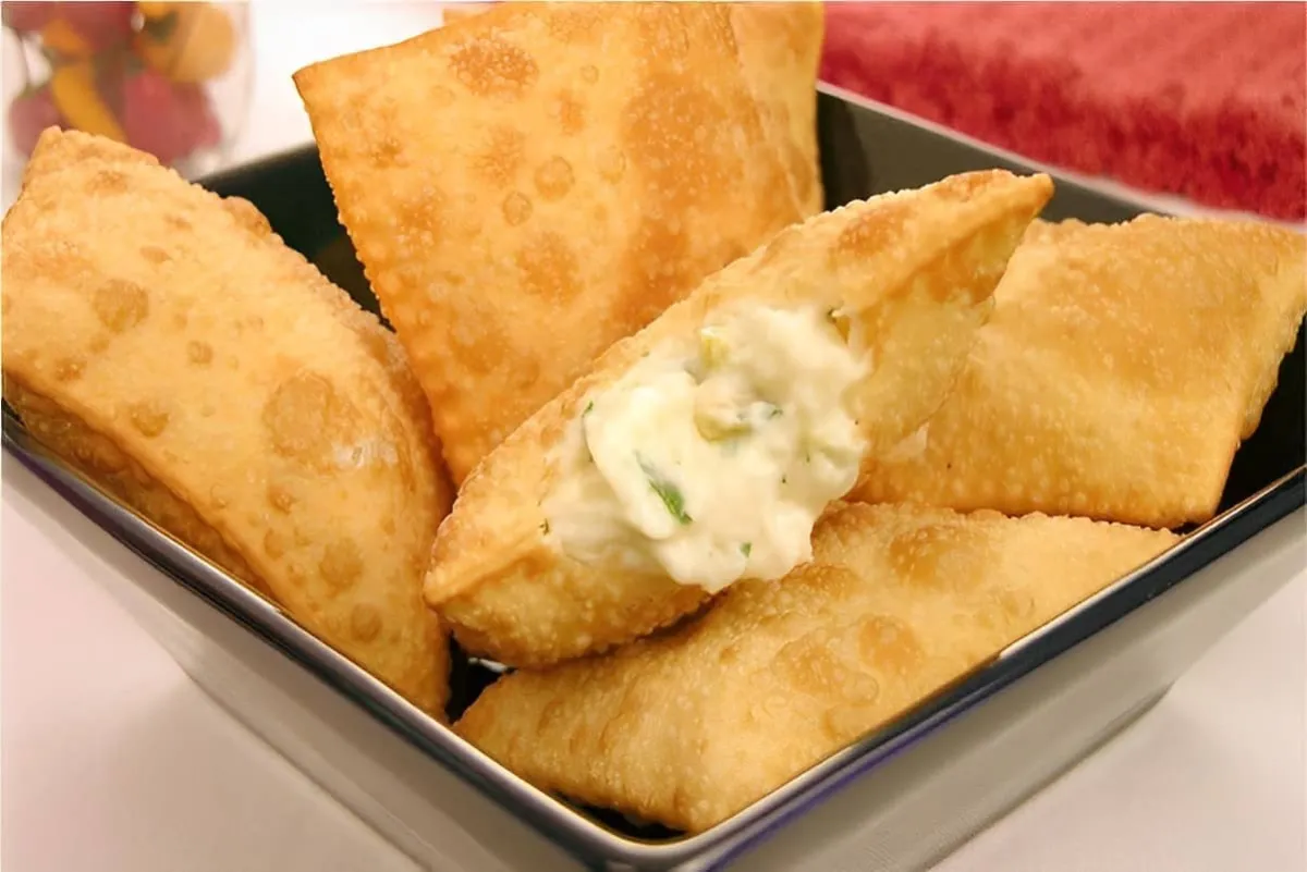 Misture esses 3 ingredientes e faça o melhor pastel que já comeu sequinho e crocante