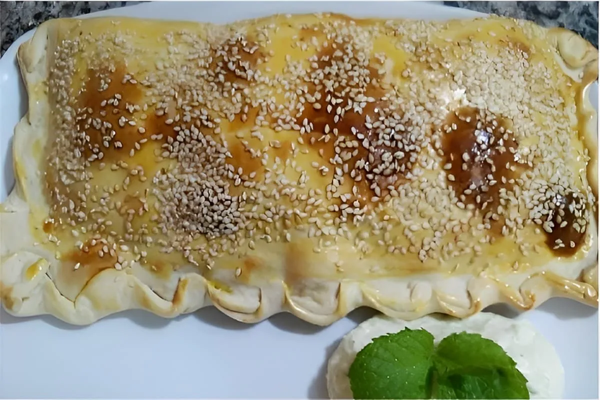 Misture esses dois ingredientes e faça um incrível pastel assado para toda família