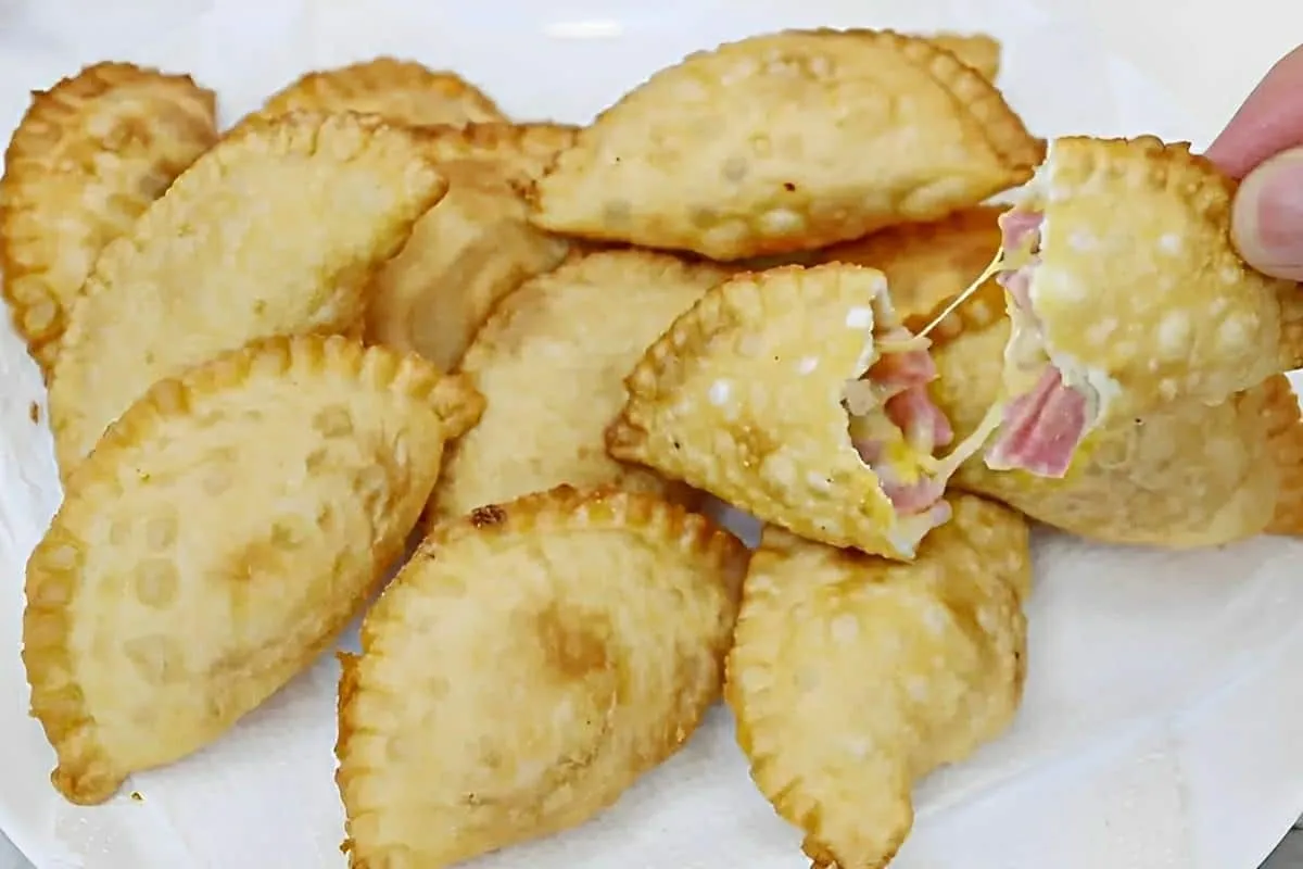 Misturei apenas 2 ingredientes e fiz uma massa de pastel sequinha e deliciosa para o lanche
