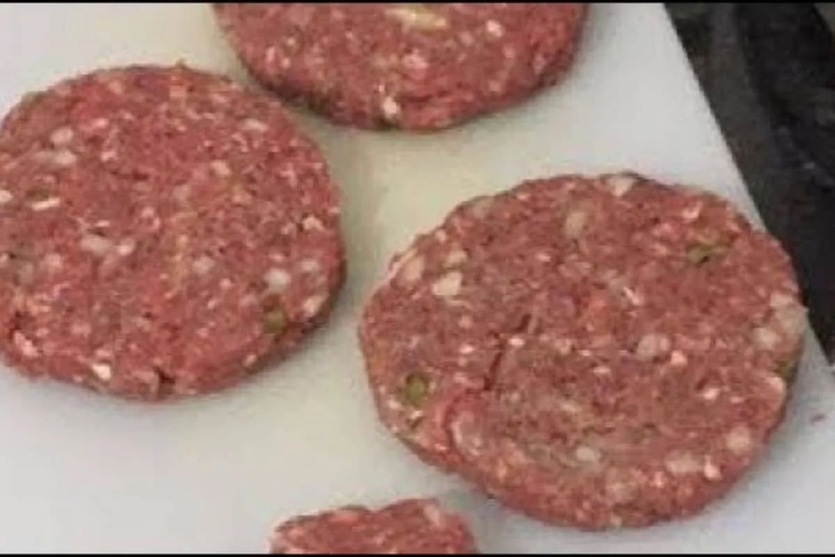 Misturei carne moída com alguns temperos especiais e fiz um delicioso hambúrguer caseiro