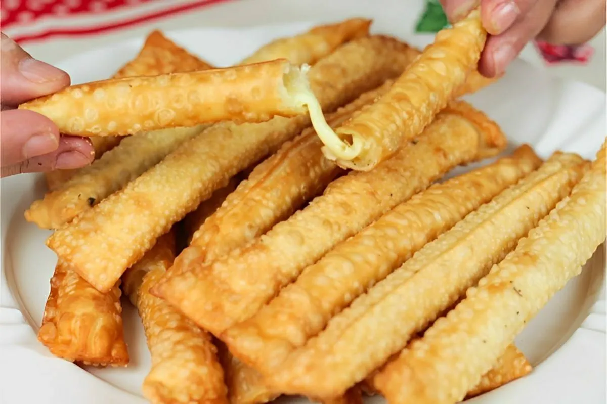 Misturei esses 2 ingredientes que tinha na geladeira e fiz um cigarrete de queijo delicioso