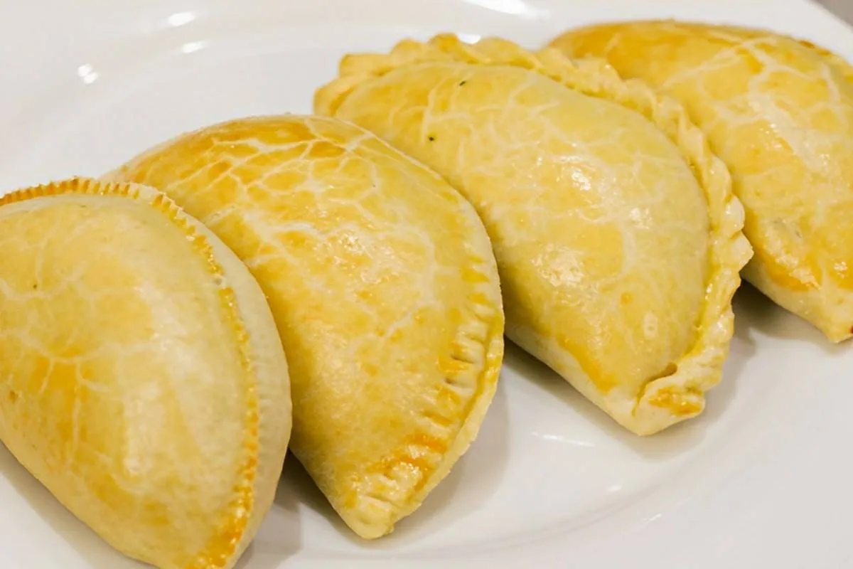 Misturei farinha água e margarina e fiz um pastel de forno com apenas 3 ingredientes