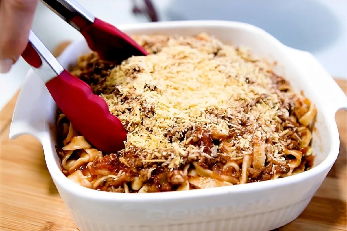 Misturei ovos e farinha e fiz essa massa caseira de macarrão maravilhosa com apenas 2 ingredientes