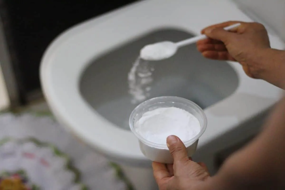 Misturinha caseira para limpar banheiro! Brilho instantâneo e sem esforço