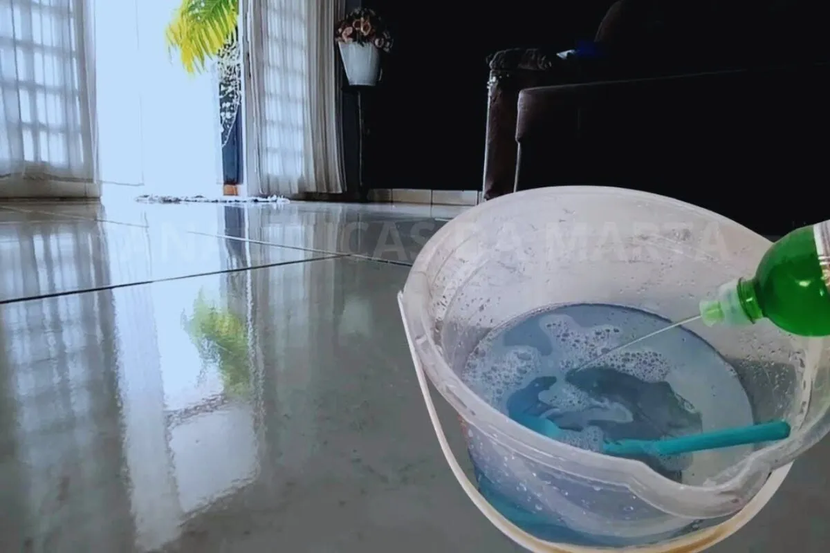 Misturinha limpa piso caseira poderosa e barata: deixa o chão brilhando e perfumado o dia todo