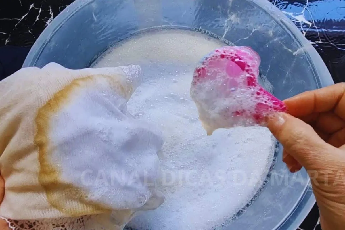 Misturinha para desencardir roupa que resolve o problema de verdade