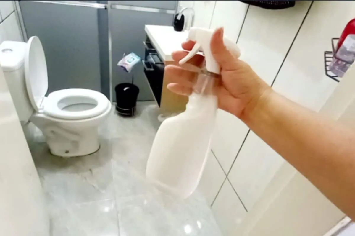 Misturinha para limpar banheiro: remove todo o encardido do piso, rejunte e box sem manchar