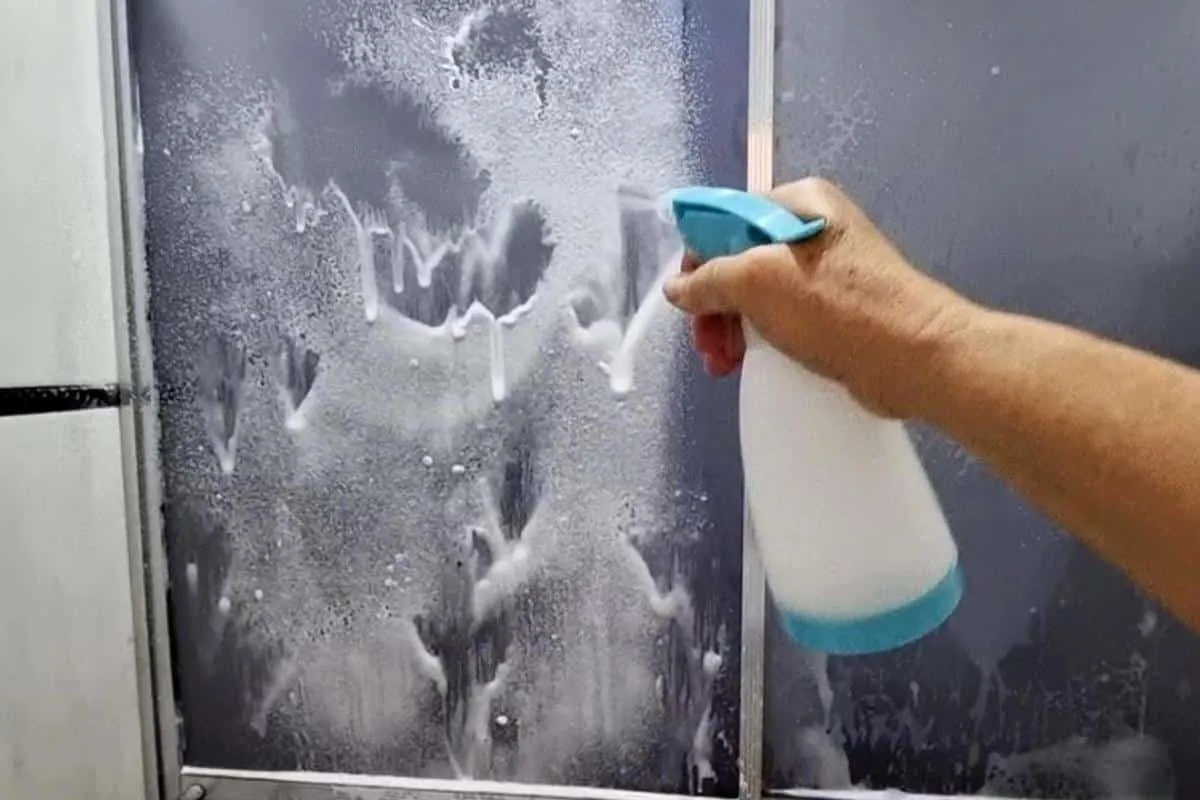 Misturinha para limpar box do banheiro: dê adeus para as manchas de água e sabão