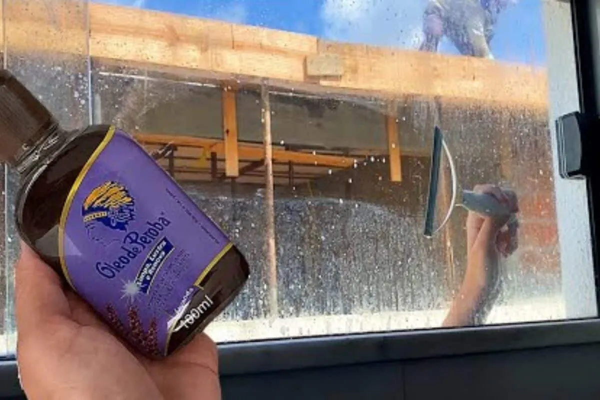 Misturinha para limpar vidros de janela e do box que é ótimo e não deixa manchas para trás