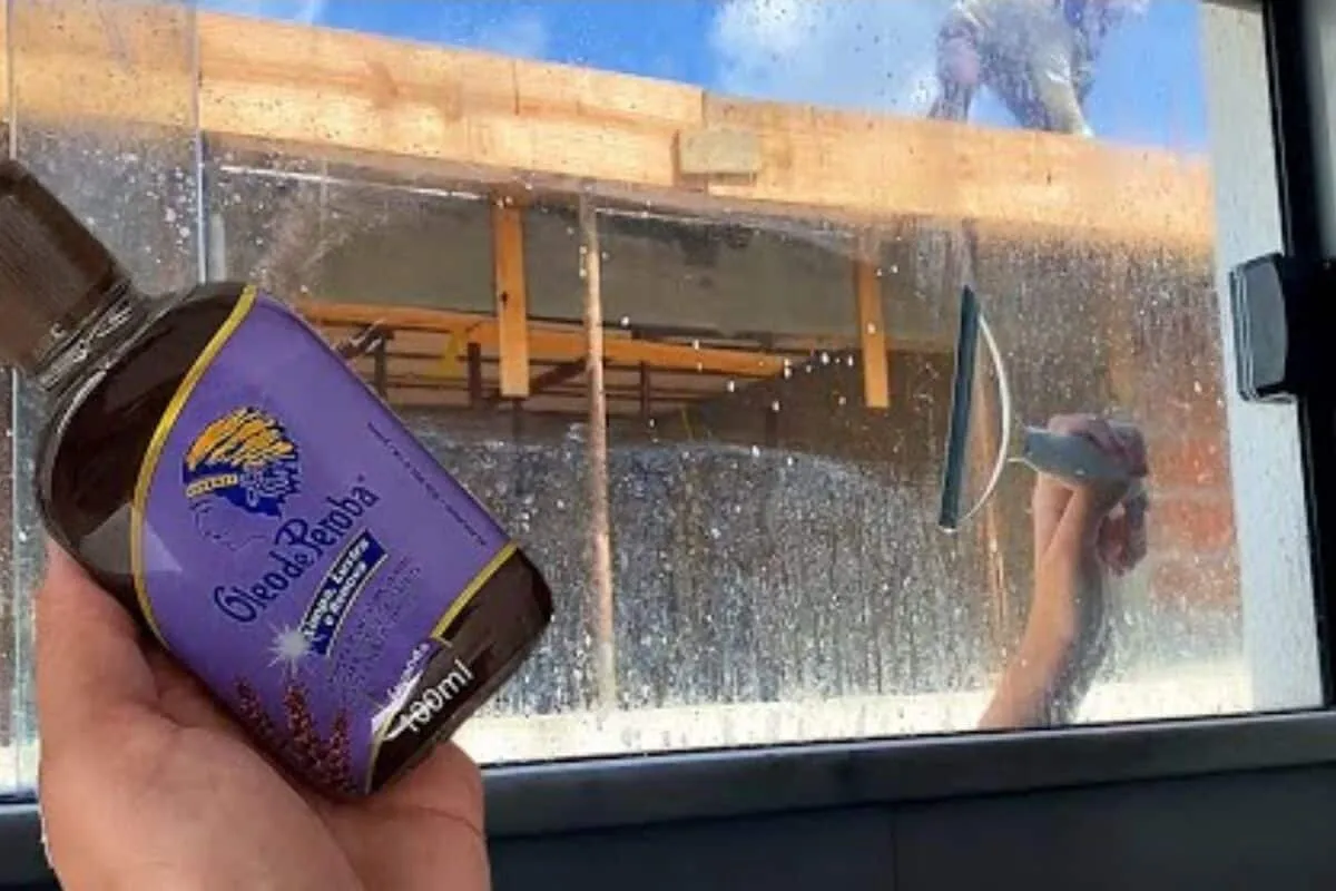 Misturinha para limpar vidros que remove gordura e deixa tudo brilhando