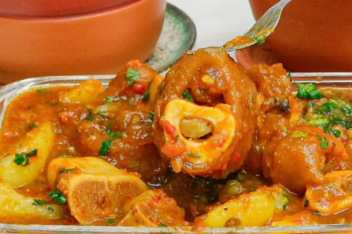 Mocotó desmanchando do osso com um caldo rico e saboroso para o seu almoço em família