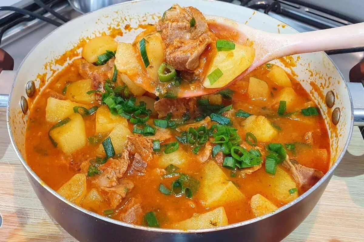 Moela de frango com batatas na pressão, super macia e com um molho encorpado, daquelas de dar água na boca