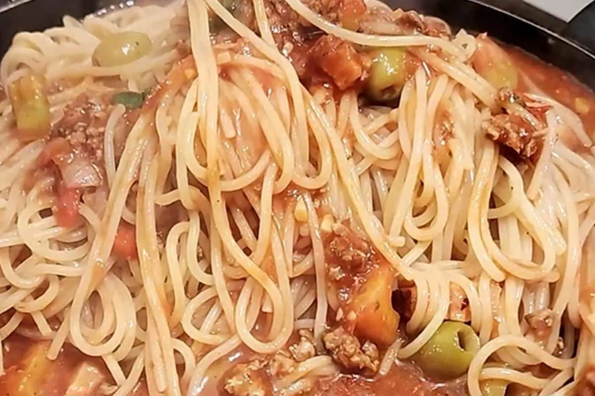 Molho de macarronada encorpado e bem temperado, fácil de fazer e com sabor caseiro