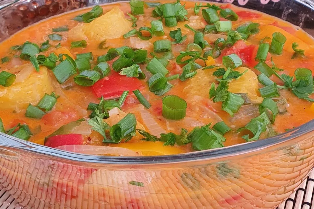 Moqueca de banana da terra, surpreendente e saborosa para o almoço em família
