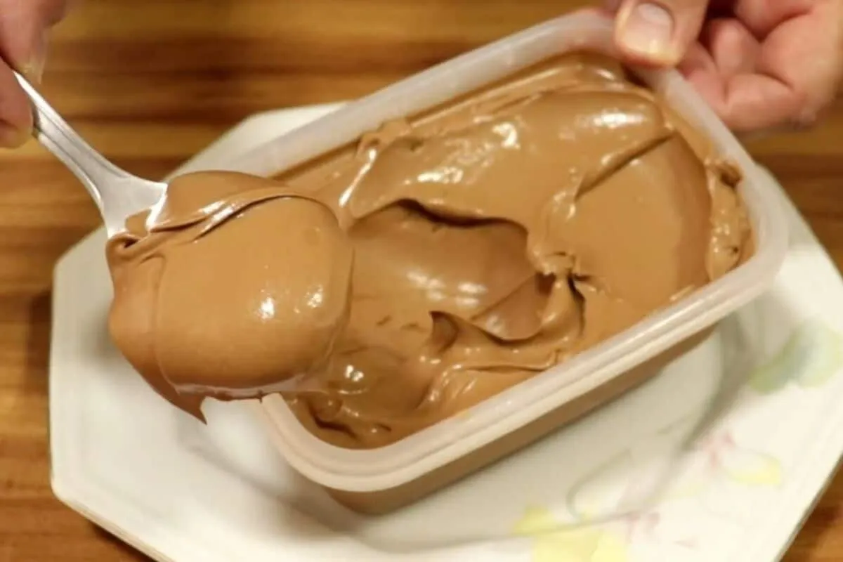 Mousse de chocolate cremoso com 3 ingredientes para sua sobremesa de começo de ano