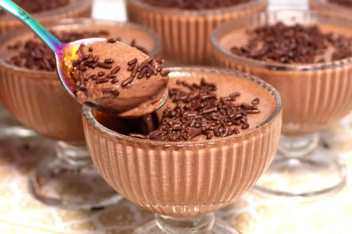 Mousse de chocolate feita com rapidez no liquidificador, ideal para a sobremesa da família