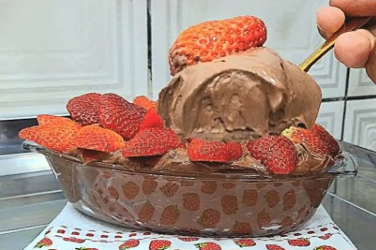 Mousse de chocolate feito com apenas 3 ingredientes para uma sobremesa rápida, cremosa e irresistível