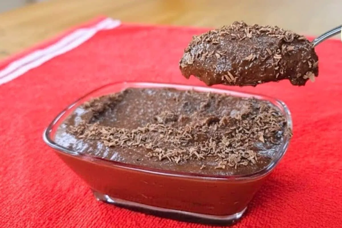 Mousse de chocolate rica em proteínas e sem açúcar, que fica super cremosa, para você comer sem culpa