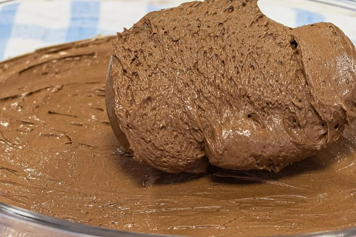Mousse de chocolate surpreendente: a receita sem claras e sem barra de chocolate para sobremesa ou recheio