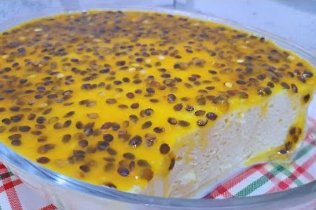 Mousse de maracujá sem gelatina deliciosa, com uma textura aerada e muito cremosa