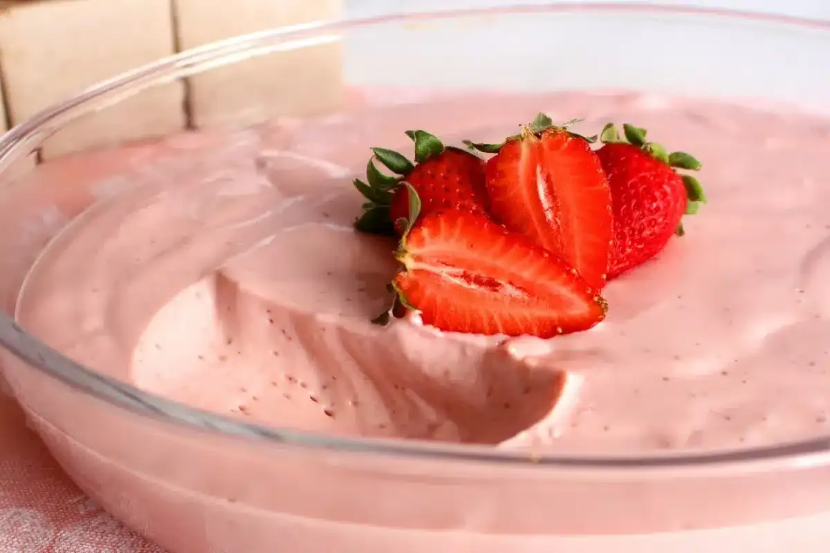 Mousse de morango com fruta: a sobremesa leve e deliciosa para refrescar o seu almoço de Natal.