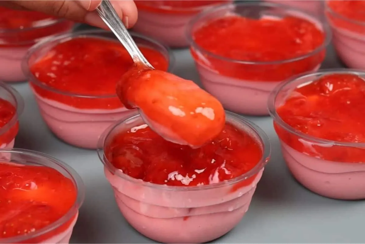 Mousse de morango com Tang: a sobremesa super cremosa que leva poucos ingredientes e fica incrível