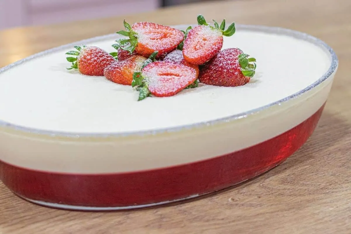 Mousse de ninho com gelatina e morangos, uma sobremesa linda e irresistível, que vai agradar os  adultos e as crianças