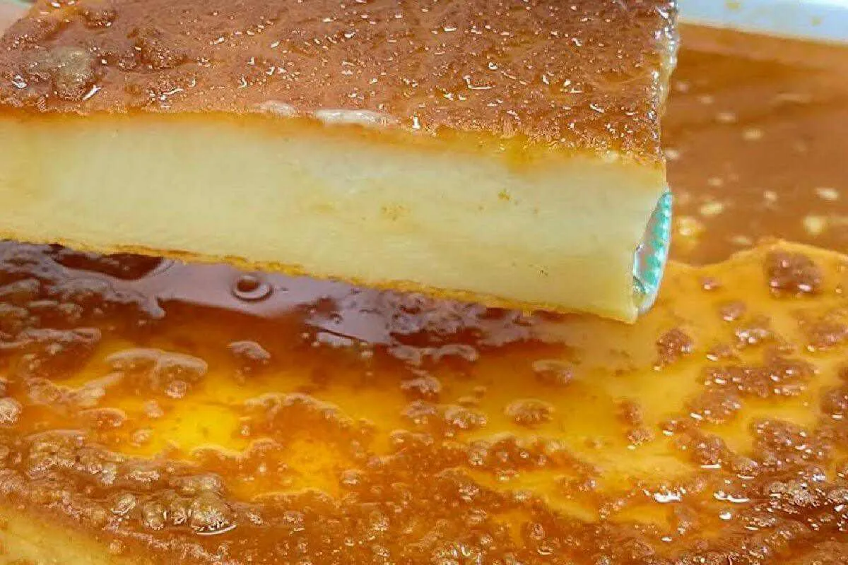 Não precisa comprar leite condensado para fazer esse pudim de pão delicioso