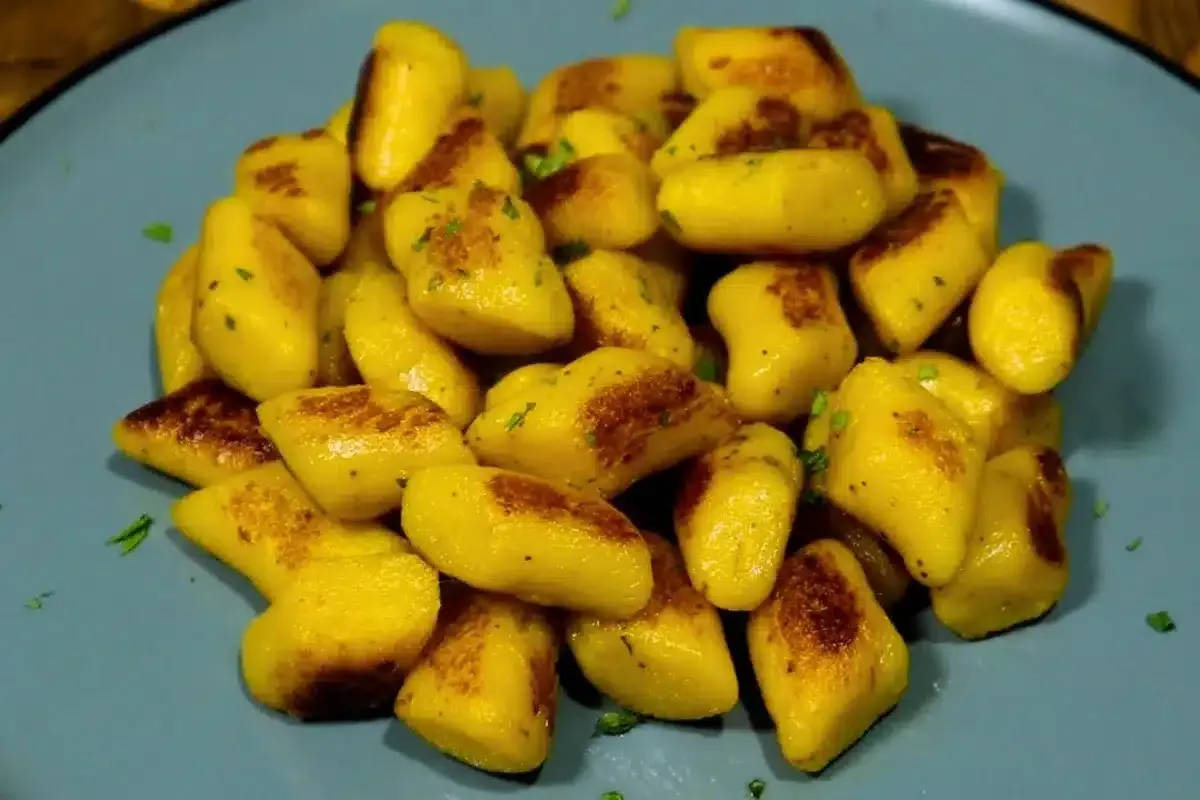 Nhoque de banana da terra com um molho especial para você surpreender todo mundo