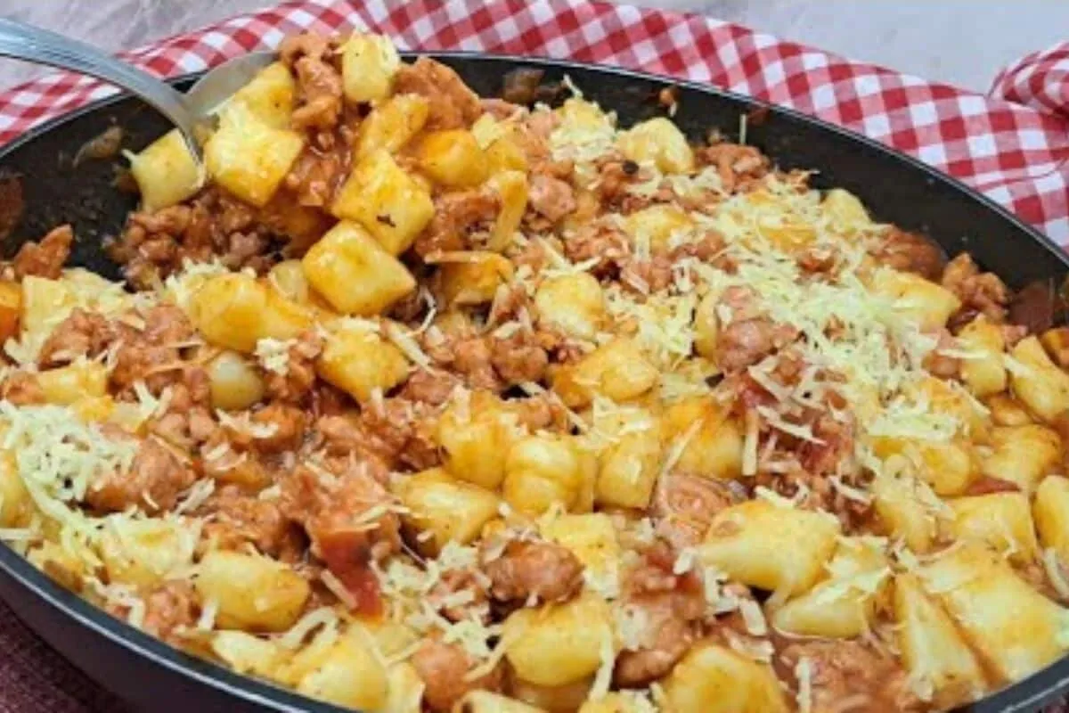 Nhoque de batata com molho de linguiça simples e delicioso para o almoço de domingo