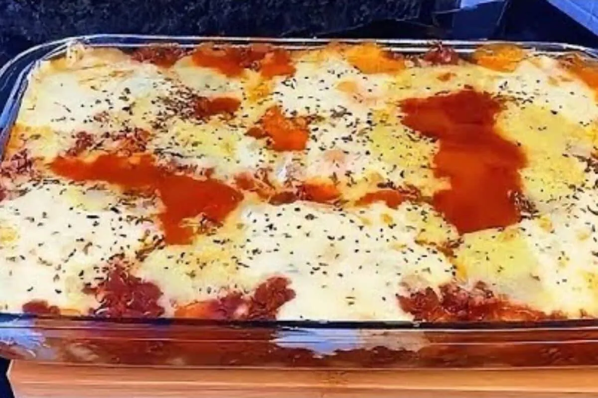 Nhoque de massa pronta com molho cremoso de carne, receita rápida para o almoço