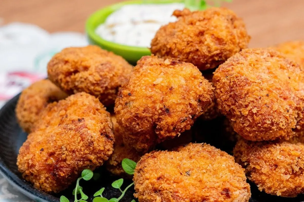 Nuggets caseiro crocante por fora e suculento por dentro: fácil de fazer e fritar