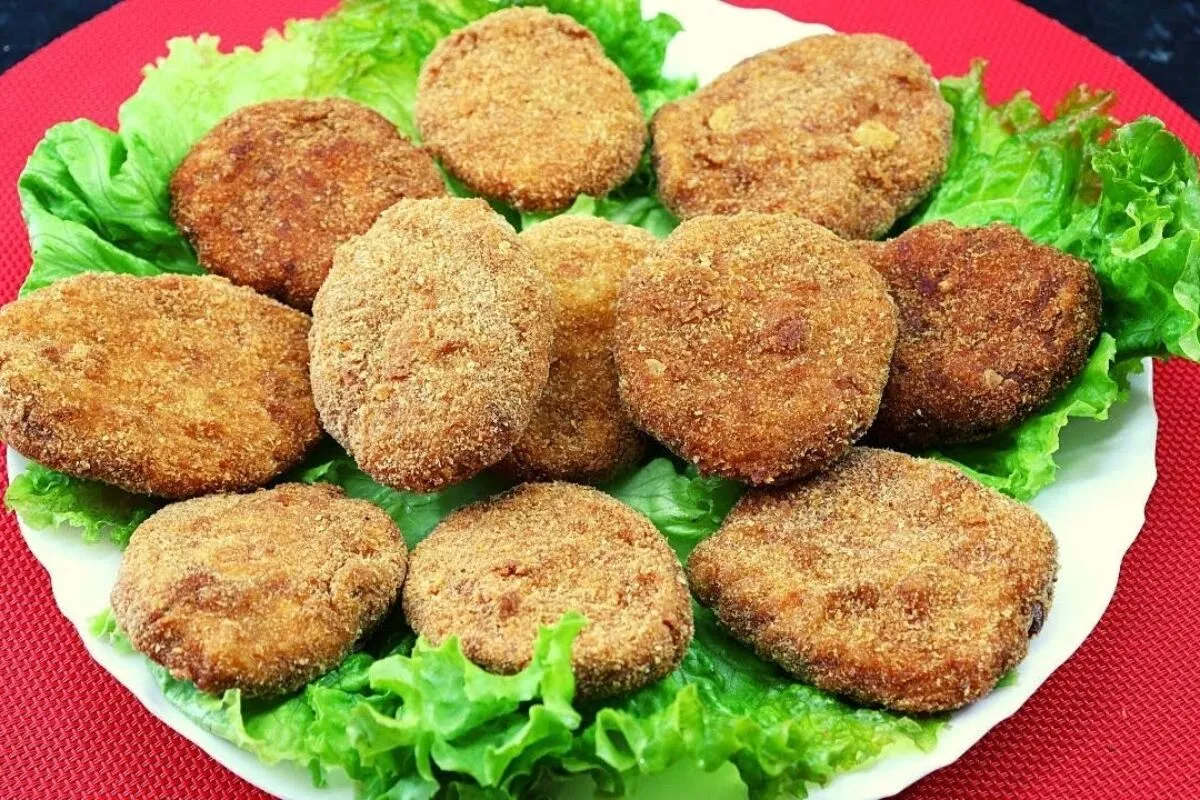 Nuggets de frango caseiros deliciosos, crocantes por fora e muito suculentos por dentro