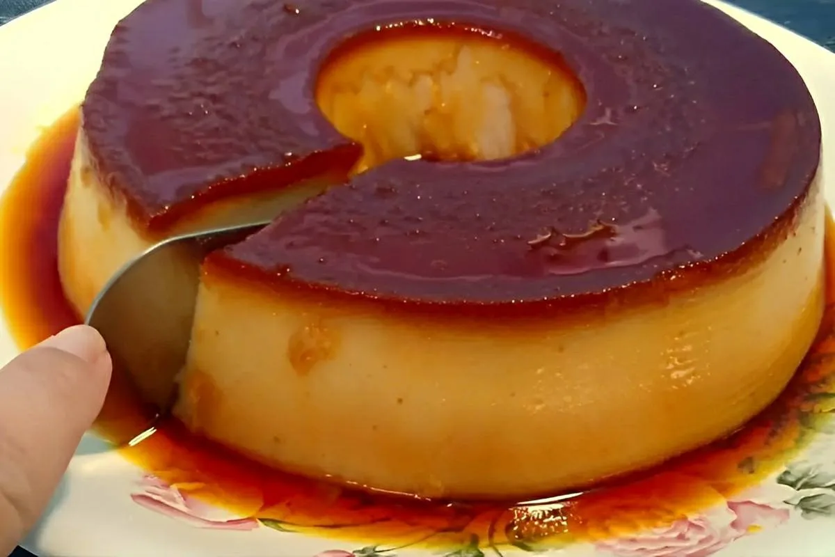 Nunca mais joguei pão amanhecido fora depois dessa receita deliciosa de pudim de pão sem leite condensado