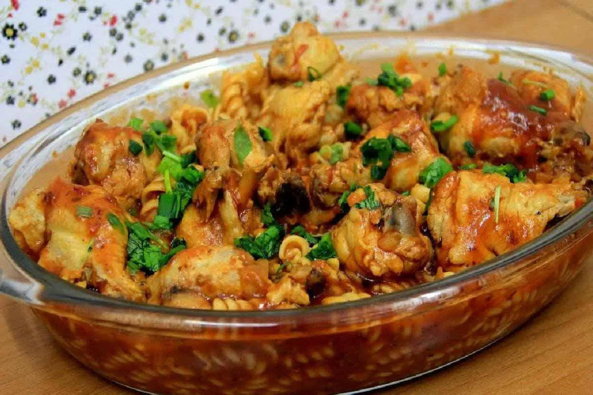O almoço da sua família merece esse macarrão com frango mega saboroso